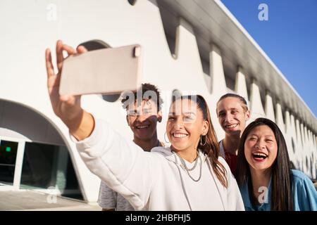 Glückliche Freunde aus verschiedenen Kulturen und Rassen beim Selfie. Junge Studenten haben Spaß Stockfoto