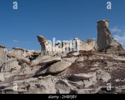 Nahaufnahme von Felsbrocken, erodierten Sockeln und losen Kieselsteinen eines Felsvorsprung in De-Na-Zin Wilderness oder Bisti Badlands, New Mexico. Stockfoto