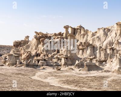 Gruppe von erodierten Steinpodesten mit Kappen in Bisti Badlands oder De-Na-Zin Wilderness in New Mexico. Stockfoto