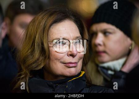 Während der Demonstration wird Malgorzata Kidawa Blonska von der politischen Partei der Bürgerplattform (Platforma Obywatelska) gesehen.Tausende von Menschen kamen in den Präsidentenpalast in Warschau, um gegen die Einschränkungen der Medienfreiheit durch die polnische Regierung zu protestieren. Am Freitag, dem 17th. Dezember, wurde vom polnischen parlament unerwartet ein Gesetz zur Beschränkung des ausländischen Eigentums an polnischen Medien verabschiedet. Das vorgeschlagene Gesetz richtet sich insbesondere an Polens größten privaten Sender - den US-amerikanischen Fernsehsender TVN, dessen Berichterstattung oft regierungskritisch ist und von vielen als ein Fernsehsender angesehen wird, der sich für fre verteidigt Stockfoto