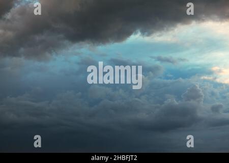 Blaue Wolken bei schwachem Licht. Himmel vor Sturm Stockfoto