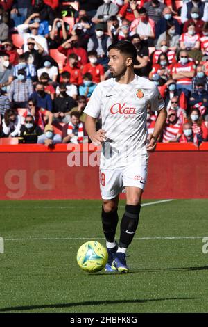 Granada, Spanien. 19th Dez 2021. Jaume Costa von Real Mallorca in Aktion während des Liga-Spiels zwischen Granada CF und Real Mallorca im Nuevo Los Carmenes Stadion am 19. Dezember 2021 in Granada, Spanien. (Foto: José M Baldomero/Pacific Press) Quelle: Pacific Press Media Production Corp./Alamy Live News Stockfoto