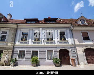 Bild eines mittelalterlichen barocken Gebäudes, mit seiner renovierten Fassade, im Stadtzentrum von Ljubljana, Slowenien, in der Altstadt.Ljubljana ist die Hauptstadt Stockfoto