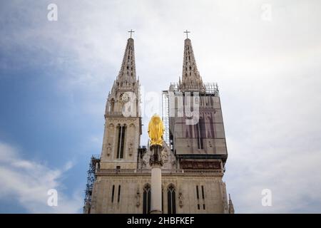 Bild der Kathedrale von Zagreb im Sommer. Die Kathedrale von Zagreb, am Kaptol, ist eine römisch-katholische Kathedrale und nicht nur das höchste Gebäude Stockfoto