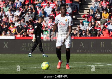 Granada, Granada, Spanien. 19th Dez 2021. Idrissu Baba von Real Mallorca in Aktion während des Liga-Spiels zwischen Granada CF und Real Mallorca im Nuevo Los Carmenes Stadion am 19. Dezember 2021 in Granada, Spanien. (Bild: © Jose M. Baldomero/Pacific Press via ZUMA Press Wire) Stockfoto