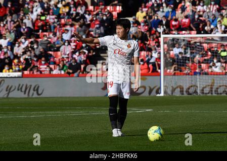 Granada, Granada, Spanien. 19th Dez 2021. Kang in Lee von Real Mallorca in Aktion während des Liga-Spiels zwischen Granada CF und Real Mallorca im Nuevo Los Carmenes Stadion am 19. Dezember 2021 in Granada, Spanien. (Bild: © Jose M. Baldomero/Pacific Press via ZUMA Press Wire) Stockfoto