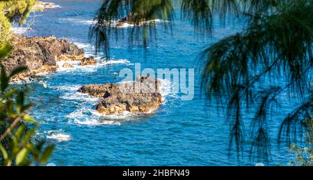 Landschaftlich schöner Blick auf die Onomea Bay vom Onomea Bay Trail auf Big Island, Hawaii. Stockfoto