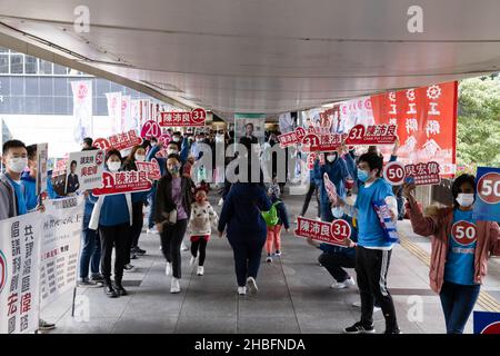 Unterstützer der Teilsektorkampagne des Wahlausschusses in Wan Chai.die Parlamentswahlen 2021 fanden am 19. Dezember statt, als 30,2 Prozent Wahlbeteiligung bei den Wahlen, der niedrigste seit 1997, als pro-chinesische oder pro-Establishment-Kandidaten einen weitreichenden Sieg errangen. Dies ist die erste große Wahl für den legislativrat seit der Reform des Wahlsystems, einem starken Durchgreifen gegen prodemokratische Parteien und der Einführung des nationalen Sicherheitsgesetzes von Hongkong mit der Einführung eines Ausschusses für die Überprüfung der Kandidatenberechtigung, um sicherzustellen, dass nur patriotische Kandidaten zugelassen werden Stockfoto