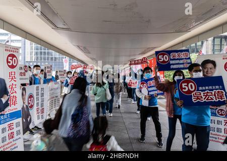 Unterstützer der Teilsektorkampagne des Wahlausschusses in Wan Chai.die Parlamentswahlen 2021 fanden am 19. Dezember statt, als 30,2 Prozent Wahlbeteiligung bei den Wahlen, der niedrigste seit 1997, als pro-chinesische oder pro-Establishment-Kandidaten einen weitreichenden Sieg errangen. Dies ist die erste große Wahl für den legislativrat seit der Reform des Wahlsystems, einem starken Durchgreifen gegen prodemokratische Parteien und der Einführung des nationalen Sicherheitsgesetzes von Hongkong mit der Einführung eines Ausschusses für die Überprüfung der Kandidatenberechtigung, um sicherzustellen, dass nur patriotische Kandidaten zugelassen werden Stockfoto