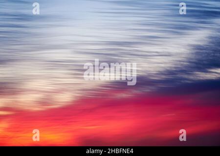 Dramatischer Sonnenuntergang Himmel mit rosa und blauen Farben. Abstrakte Natur Kulissen Stockfoto