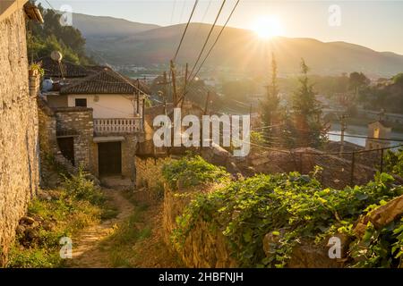 Alte traditionelle Häuser der historischen Stadt Berat in Albanien Stockfoto