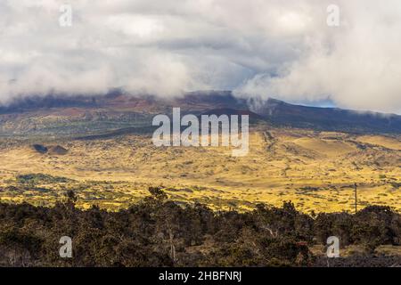 Von der Straße, die zu den Observatorien auf der Mauna Kea und der Onizuka-Besucherstation führt, hat man einen malerischen Blick auf den Sonnenuntergang. Hawaii Stockfoto