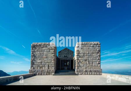 Die berühmte Kunstinstallation und Touristenziel, in der Spätsommersonne unter blauem Himmel, gebaut von Ivan Mestrovic, wo die Überreste von Petar II Petrovic Stockfoto