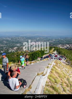 Lovcen, Südwest-Montenegro-September 14th 2019: Besucher des Mount Lovcen, Montenegros Namensvetter, blicken in Ehrfurcht, während sie die herrliche Landschaft bewundern Stockfoto