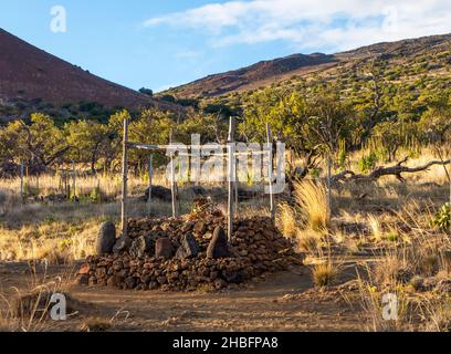 Atemberaubender Blick auf einen religiösen Steinschrein in der Nähe der Straße, die zu den Observatorien auf dem Mauna Kea und dem Onizuka Center führt Stockfoto