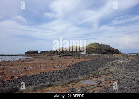 Sonniger Blick auf die Insel Kueibishan und Chi Yu in Penghu, Taiwan Stockfoto