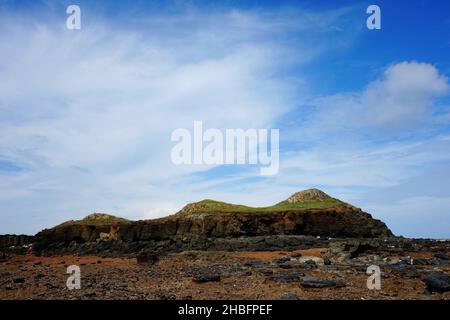 Sonniger Blick auf die Insel Kueibishan und Chi Yu in Penghu, Taiwan Stockfoto