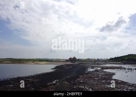 Sonniger Blick auf die Insel Kueibishan und Chi Yu in Penghu, Taiwan Stockfoto