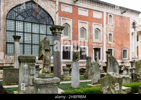 Antike Skulpturen Fragmente und Statuen im Innenhof des Istanbuler Archäologiemuseums Stockfoto