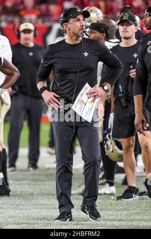 Tampa, Usa. 19th Dez 2021. Der Verteidigungskoordinator der New Orleans Saints, Dennis Allen, tritt in der zweiten Hälfte gegen die Tampa Bay Buccaneers am Sonntag, den 19. Dezember 2021, im Raymond James Stadium in Tampa, Florida, an die Seitenlinie. Die Heiligen schlugen die Buccaneers 9-0. Foto von Steve Nesius/UPI Credit: UPI/Alamy Live News Stockfoto