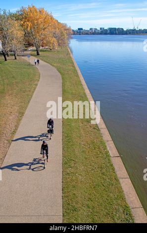 Radfahren am Ufer des Lake Burley Griffin Stockfoto