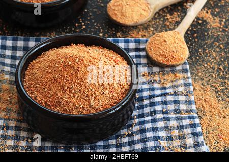 Traditionelle türkische hausgemachte trockene Suppe Tarhana Körner in Auflaufschüssel auf Stoffserviette Stockfoto