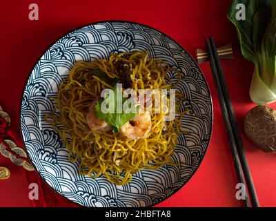 Draufsicht, Draufsicht, Draufsicht auf eine leckere Chow-Mein-Nudeln oder chinesisch gebratene Nudeln auf einem Teller. Stockfoto