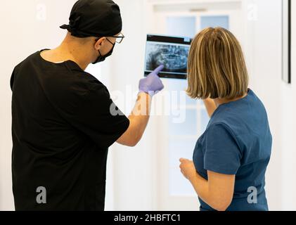 Zwei Ärzte überprüfen Röntgenbild im Krankenhaus, Qualität Foto Stockfoto