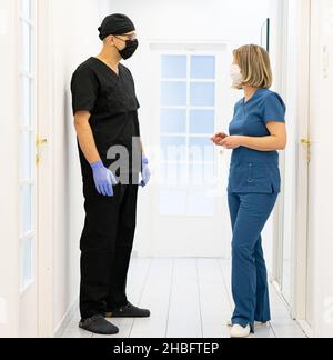 Männliche und weibliche Ärzte im Krankenhaus, Qualität Foto Stockfoto