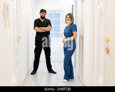 Männliche und weibliche Ärzte im Krankenhaus, Qualität Foto Stockfoto