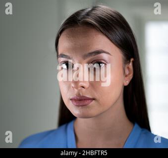 Schöne junge Frau mit Maske im Krankenhaus, hochwertige Foto Stockfoto