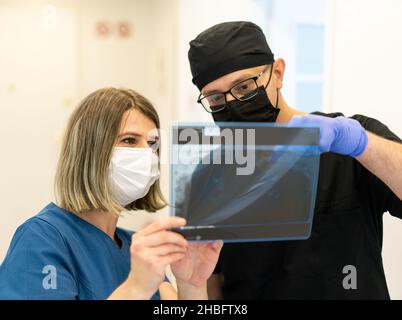 Zwei Ärzte überprüfen Röntgenbild im Krankenhaus, Qualität Foto Stockfoto