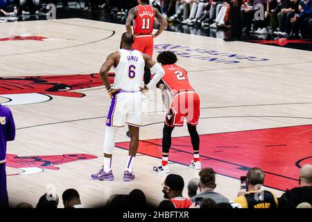 Chicago, Usa. 19th Dez 2021. LeBron James #6 Los Angeles Lakers und Lonzo Ball #2 Chicago Bulls während des Spiels am Sonntag, 19. Dezember 2021 im United Center Shaina Benhiyoun/SPP Credit: SPP Sport Press Photo. /Alamy Live News Stockfoto