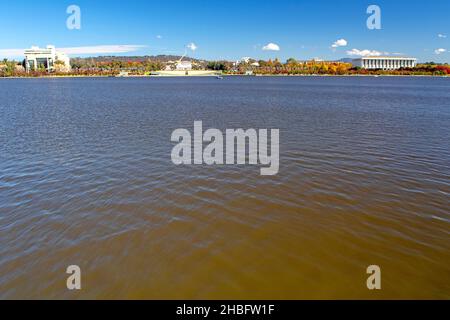 Blick über den Lake Burley Griffin zur Nationalbibliothek und zum High Court of Australia Stockfoto