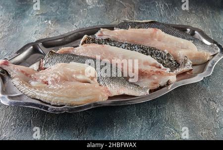 Frischer Barschfisch, fertig zum Kochen auf dem Tablett Stockfoto