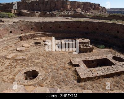 Blick von oben auf die Ruinen des Chetro Ketl Great House. Gelegen im Chaco Culture National Historic Park in New Mexico. Stockfoto