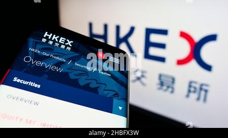 Smartphone mit Website von Hong Kong Exchanges und Clearing Limited (HKEX) auf dem Bildschirm vor dem Logo. Konzentrieren Sie sich auf die obere linke Seite des Telefondisplays. Stockfoto