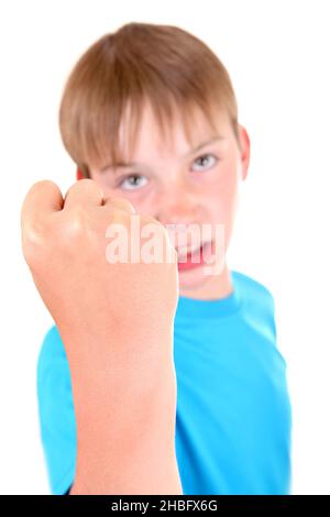 Angry Kid drohen mit einer Faust auf dem weißen Hintergrund isoliert Stockfoto