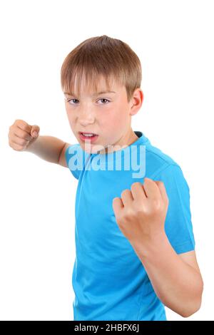 Angry Kid drohen mit einer Faust auf dem weißen Hintergrund isoliert Stockfoto