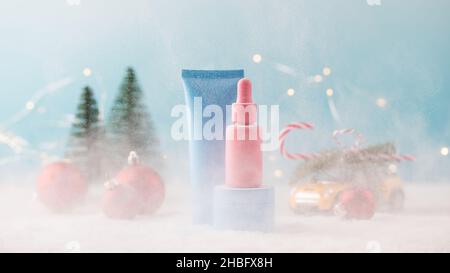 Mockup Gläser von kosmetischen Produkten auf einem weihnachtlichen Hintergrund mit fallendem Schnee. Geschenk für das neue Jahr. Stockfoto