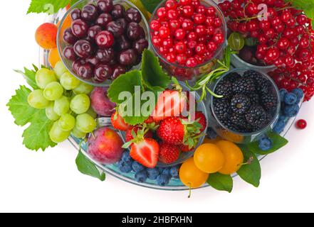 Verschiedene Sommerbeeren rote Johannisbeere, Stachelbeere, Himbeere in Glasschalen. Sortiert nach Art. Stockfoto