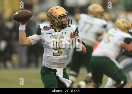 UAB Blazers Quarterback Dylan Hopkins (9) tritt gegen BYU während des Radiance Technologies Independence Bowl, Samstag, 18. Dezember 2021, in Shrevepor Stockfoto