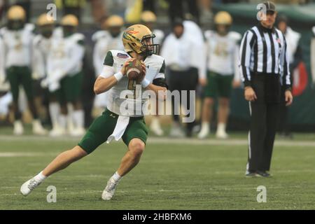 UAB Blazers Quarterback Dylan Hopkins (9) scheint während des Radiance Technologies Independence Bowl, Samstag, Dez, tief gegen die BYU-Verteidigung vorzugehen Stockfoto