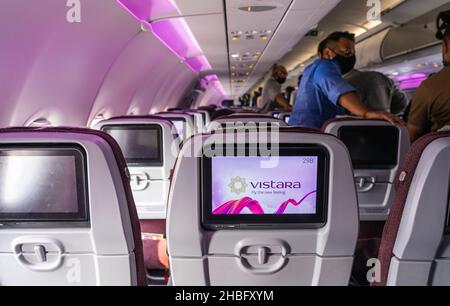 Der Airbus A321 von Vistara Airlines verfügt über Inflight-Entertainment-Bildschirme in der Economy-Kabine. Menschen, die im Hintergrund deplanieren. Stockfoto