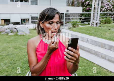 lateinische Transgender-Frau macht Arbeit auf der Büroterrasse in Mexiko, Lateinamerika Stockfoto