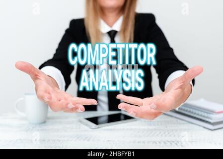 Konzeptionelle Darstellung der Mitbewerberanalyse. Bedeutung des Konzepts Bestimmen Sie die Stärke der Schwäche des wettbewerbsorientierten Marktes, indem Sie Unternehmensdaten präsentieren Stockfoto