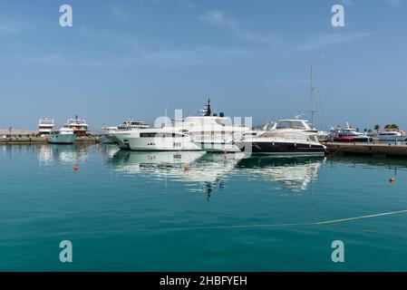 Hurghada, Ägypten - 31. Mai 2021: Yachten und Touristenboote in der Hurghada Marina in Hurghada, beliebter Badeort an der ägyptischen Küste des Roten Meeres. Stockfoto