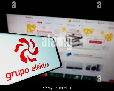 Smartphone mit Logo des mexikanischen Einzelhandelsunternehmens Grupo Elektra auf dem Bildschirm vor der Website. Konzentrieren Sie sich auf die Mitte rechts des Telefondisplays. Stockfoto