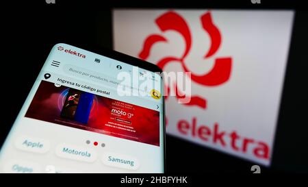 Mobiltelefon mit Website des mexikanischen Einzelhandelsunternehmens Grupo Elektra auf dem Bildschirm vor dem Unternehmenslogo. Konzentrieren Sie sich auf die obere linke Seite des Telefondisplays. Stockfoto