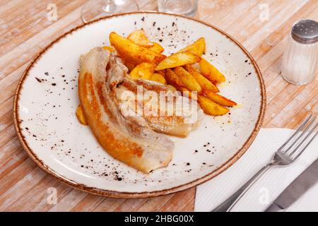 Köstlicher gebratener Schweinebauch mit pommes frites Stockfoto